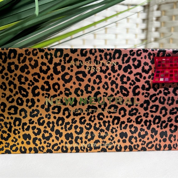 NIB Revolution Pro New Neutral Passion Eyeshadow Palette- 18 Different Shades - Picture 2 of 4